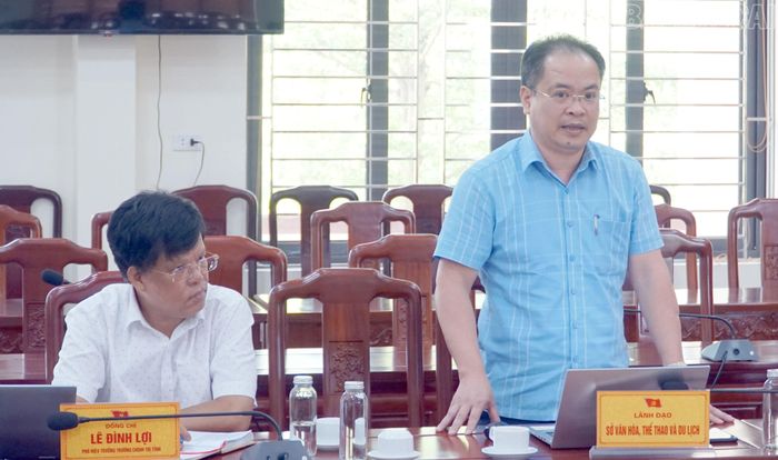 Các thành viên Ban tổ chức, Ban giám khảo hội thi đóng góp ý kiến tại cuộc họp.