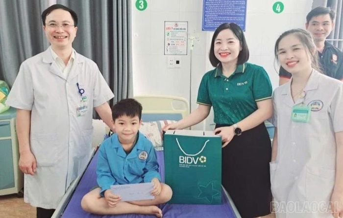 Lãnh đạo Trung tâm Y tế khu vực Lục Yên và Phòng Giao dịch, Ngân hàng Đầu tư và Phát triển trao quà cho các bệnh nhi.