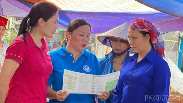 Viên chức Bảo hiểm xã hội tỉnh tuyên truyền vận động người dân tham gia bảo hiểm xã hội, bảo hiểm y tế.