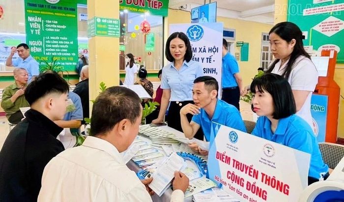 Bảo hiểm xã hội cơ sở Yên Bình phối hợp với Trung tâm Y tế khu vực Yên Bình tổ chức "Điểm truyền thông cộng đồng" ngay tại sảnh trung tâm.