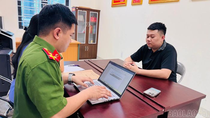 Cơ quan chức năng lấy lời khai của đối tượng Trần Ngọc Huy.