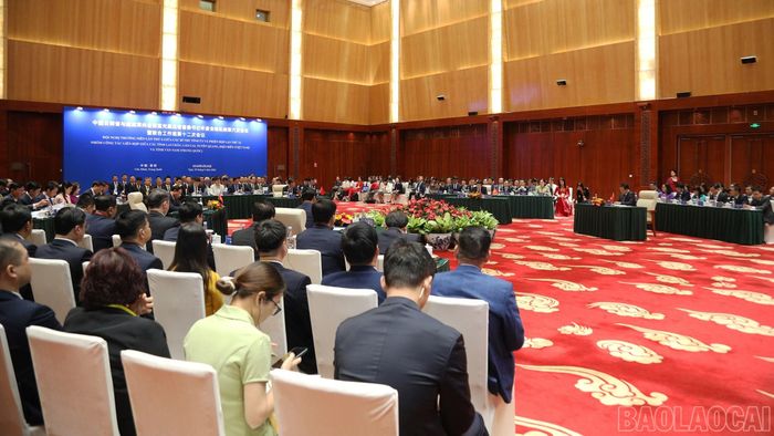 Quang cảnh hội nghị thường niên lần thứ 6 giữa Bí thư Tỉnh ủy các tỉnh Lào Cai, Lai Châu, Tuyên Quang, Điện Biên (Việt Nam) và tỉnh Vân Nam (Trung Quốc).