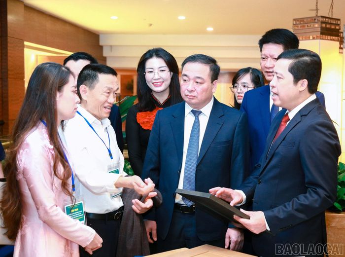 Các đồng chí lãnh đạo tỉnh Lào Cai trao đổi với ông Gao Bồi Lượng, nhà đầu tư Công ty TNHH Ngành gỗ Thiên An Việt Nam về những chính sách ưu việt khi các nhà đầu tư đến Lào Cai.
