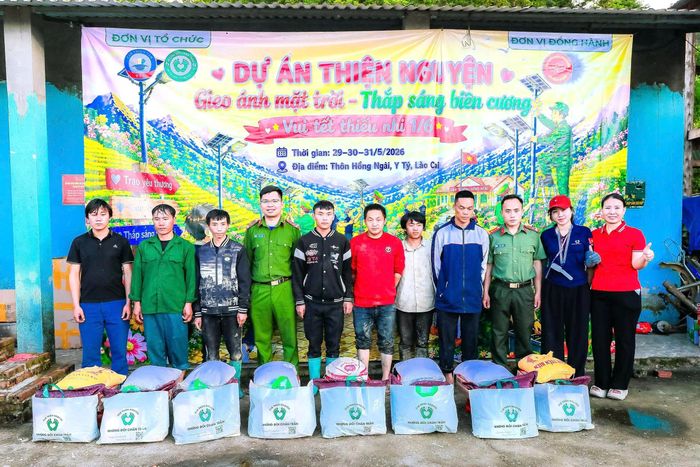 Đoàn thiện nguyện tặng quà cho học sinh và các hộ nghèo, có hoàn cảnh khó khăn tại thôn Hồng Ngài.