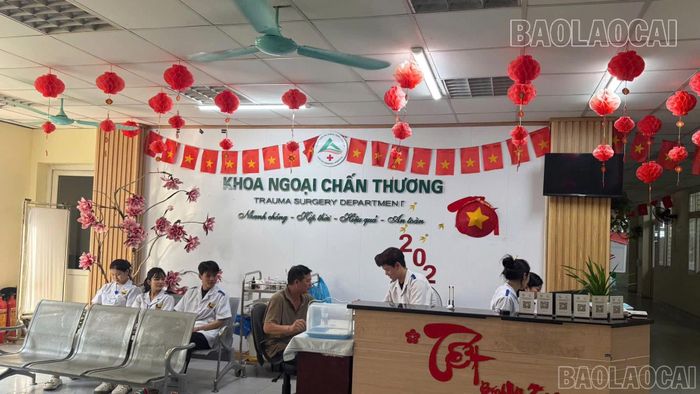 Học sinh bị hành hung được điều trị tại Bệnh viện đa khoa số 2 tỉnh Lào Cai.