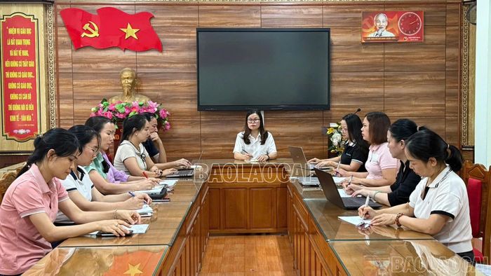Cán bộ, giáo viên Trường THCS Hoàng Hoa Thám họp xác minh thông tin vụ việc liên quan đến học sinh của trường.