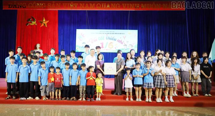 Lãnh đạo Sở Y tế tặng quà Trung tâm Công tác xã hội và Bảo trợ xã hội số 2 tỉnh Lào Cai.