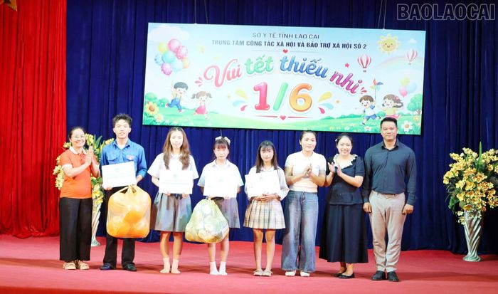 Các doanh nghiệp, nhà hảo tâm tặng quà cho các cháu nhân Tết Thiếu nhi 1/6.