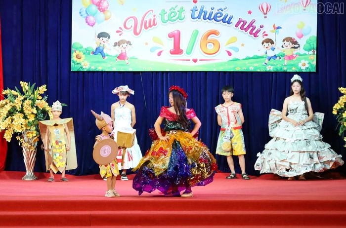 Các em tham gia trình diễn thời trang từ vật liệu tái chế.