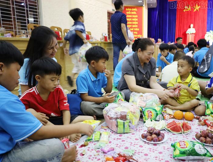 Các đại biểu vui Tết Thiếu nhi cùng các cháu tại Trung tâm Công tác xã hội và Bảo trợ xã hội số 2.