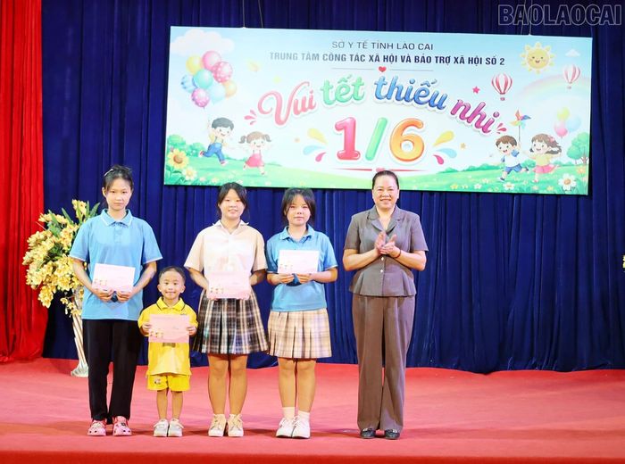 Tặng quà các em có hoàn cảnh đặc biệt khó khăn, đạt thành tích tốt trong học tập.