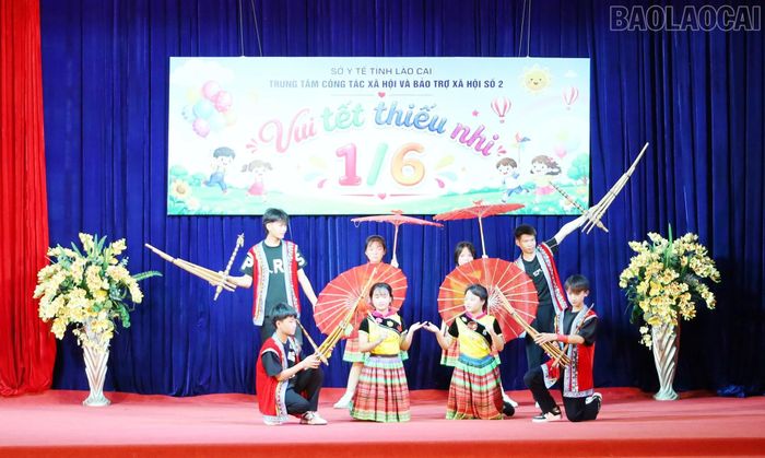 Tiết mục văn nghệ do các em tại Trung tâm Công tác xã hội và Bảo trợ xã hội số 2 biểu diễn.