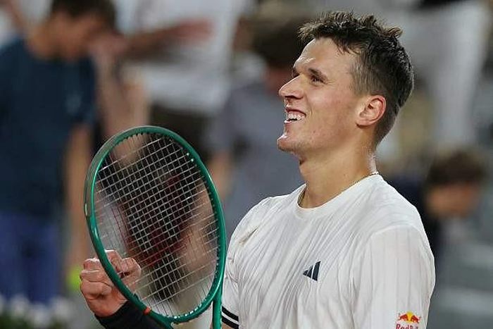 Jakub Mensik đánh bại Andrey Rublev sau 5 hiệp đấu căng thẳng.