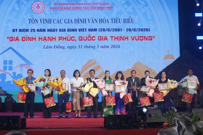 Các gia đình văn hóa tiêu biểu được tuyên dương tại chương trình