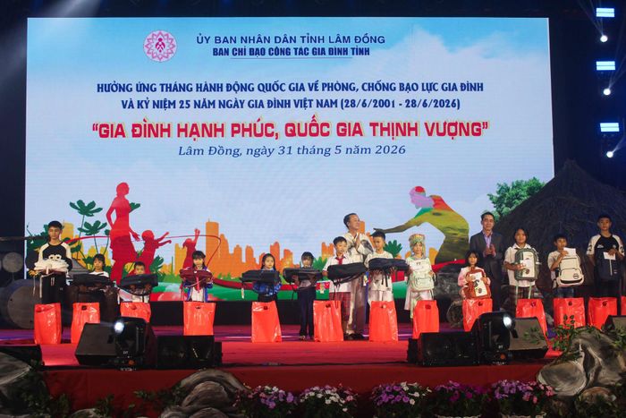 Trao quà cho học sinh vượt khó, học giỏi