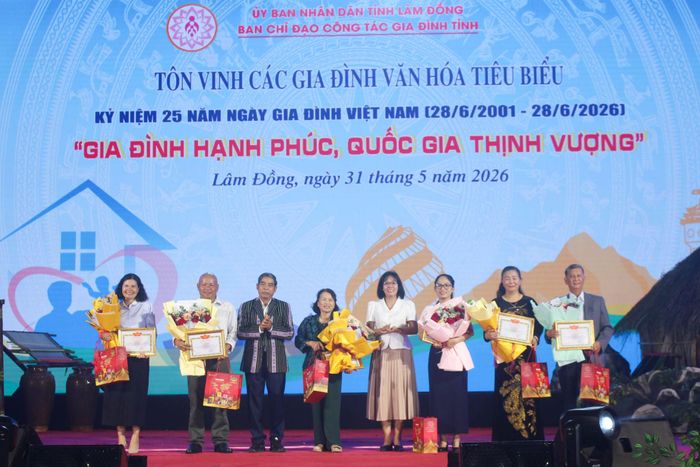 Các gia đình văn hóa tiêu biểu được tuyên dương tại chương trình