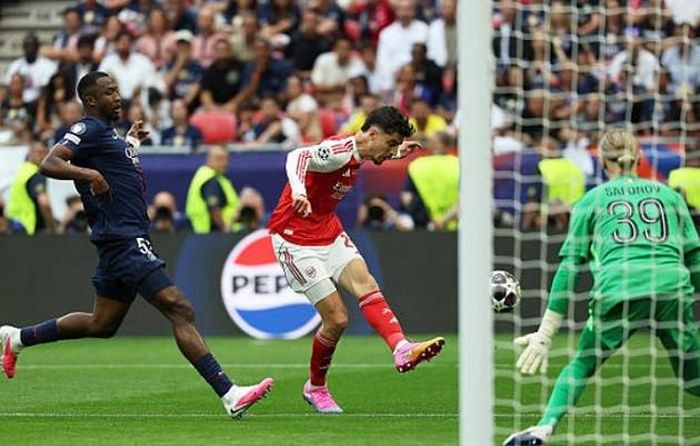 Arsenal dẫn bàn trước nhưng lùi quá sớm đội hình.