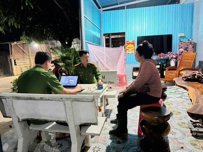 Phòng Cảnh sát kinh tế Công an tỉnh Đồng Tháp làm việc chủ cơ sở giết mổ động vật (vịt) tại các địa điểm không được cơ quan Nhà nước có thẩm quyền cho phép.