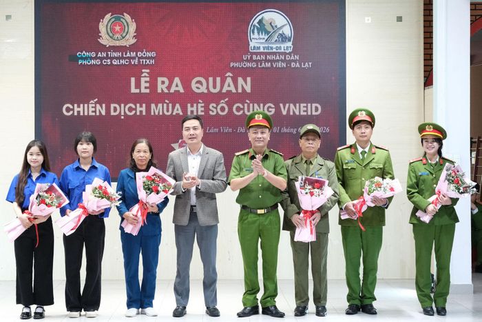 Lãnh đạo Phòng PC06, Công an tỉnh Lâm Đồng tặng hoa chúc mừng các đội tình nguyện, lực lượng tham gia chính của chiến dịch
