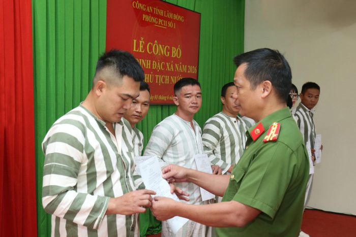 Đại tá Đậu Xuân Bảo, Phó Giám đốc Công an tỉnh trao Quyết định đặc xá của Chủ tịch nước cho các phạm nhân