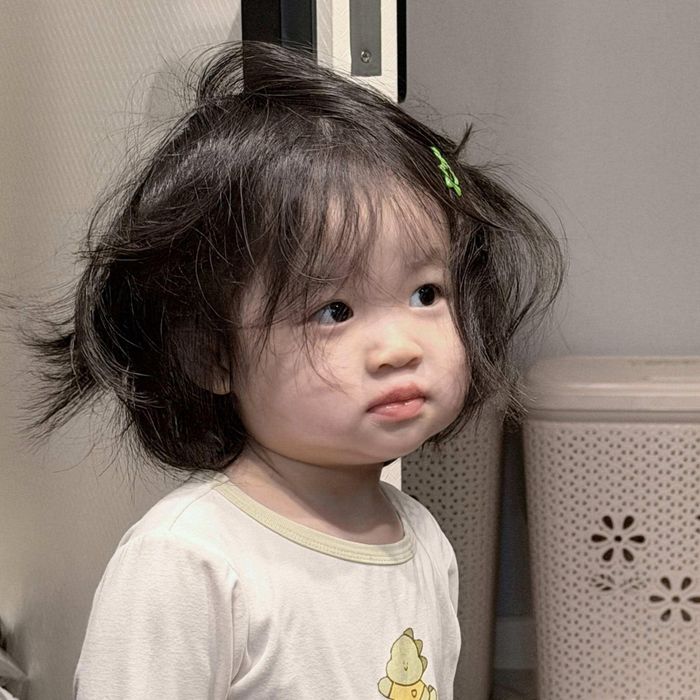 Con gái của Sam được khán giả yêu mến bởi ngoại hình đáng yêu, tính cách hài hước.