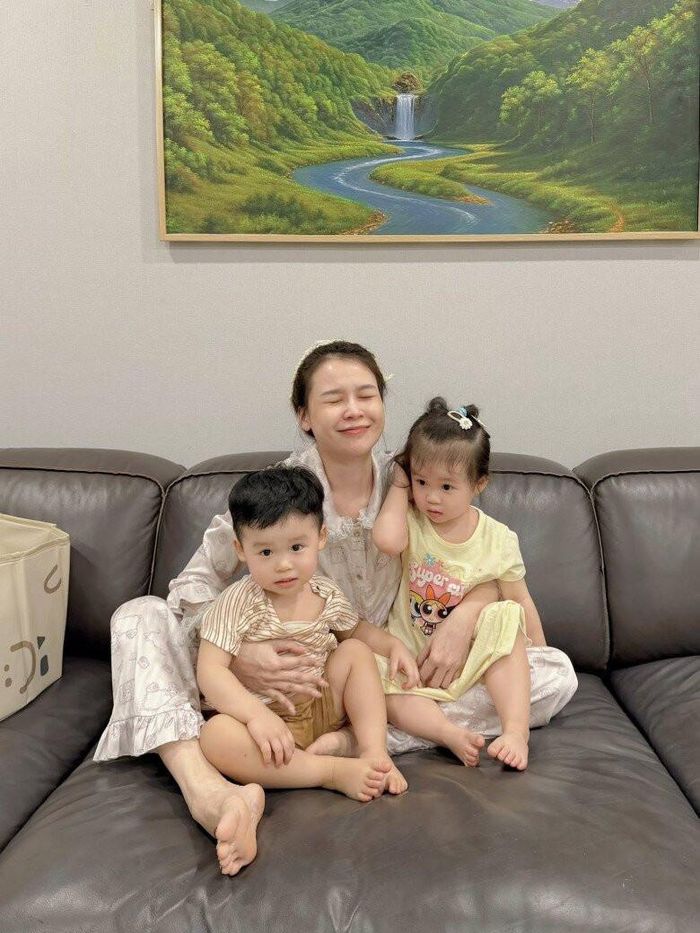 Sam thường xuyên chia sẻ những khoảnh khắc hạnh phúc bên cặp song sinh.