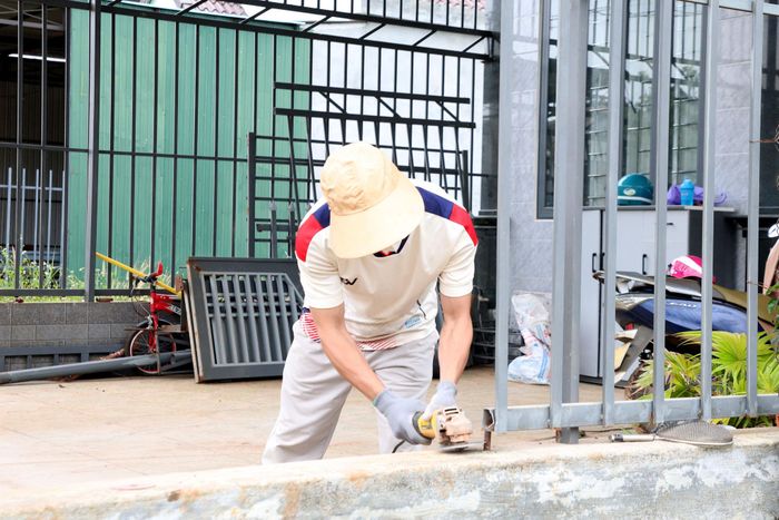 Gia đình anh Trần Vinh Khương tự nguyện cắt bỏ tường rào, cổng... để thi công đường