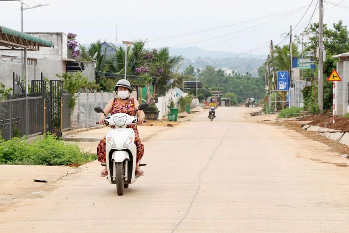 Các tuyến đường mới được nâng cấp, mở rộng nhờ sự đồng thuận hiến đất của người dân địa phương
