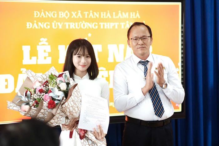 Học sinh Trường THPT Tân Hà ghi dấu mốc tuổi 18 bằng khát vọng cống hiến khi đứng vào hàng ngũ của Đảng