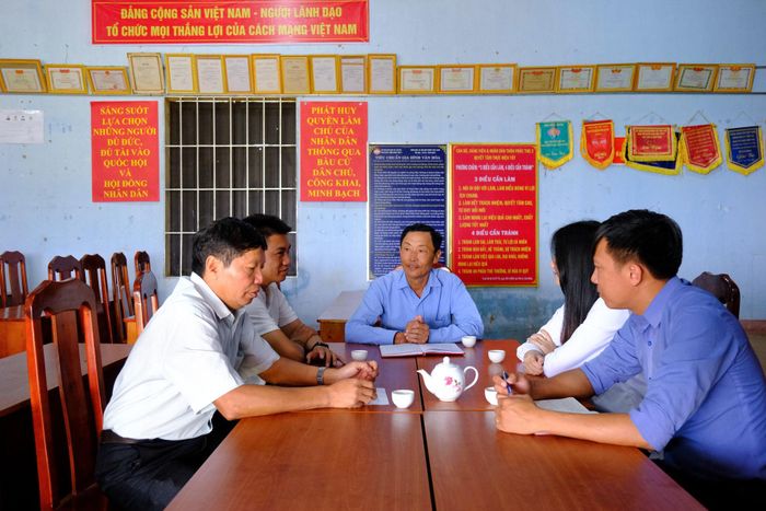 Đảng viên Chi bộ thôn Phúc Thọ 2 đồng hành, giúp đỡ quần chúng ưu tú trong quá trình phấn đấu vào Đảng