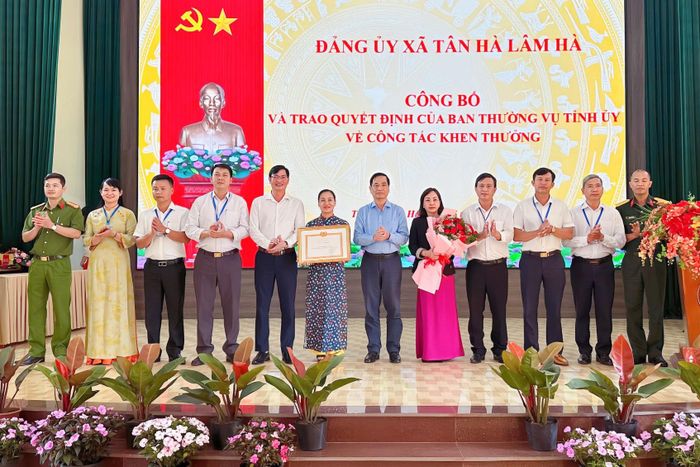 Đảng ủy xã Tân Hà Lâm Hà nhận Bằng khen của Ban Thường vụ Tỉnh ủy vì hoàn thành xuất sắc tiêu biểu năm 2025