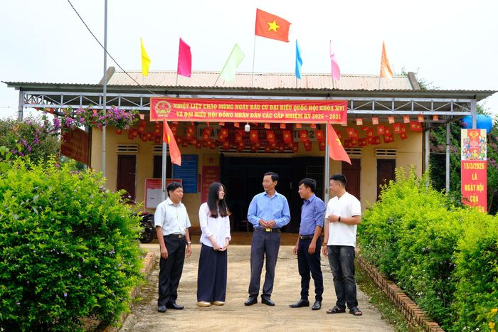 Đảng viên Chi bộ thôn Phúc Thọ 2 đồng hành, giúp đỡ quần chúng ưu tú trong quá trình phấn đấu vào Đảng