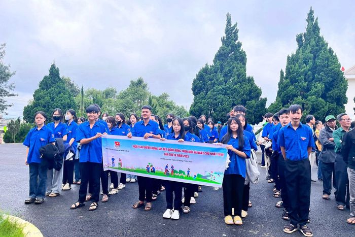 Thông qua các phong trào, các hội đoàn thể phát hiện và bồi dưỡng quần chúng ưu tú