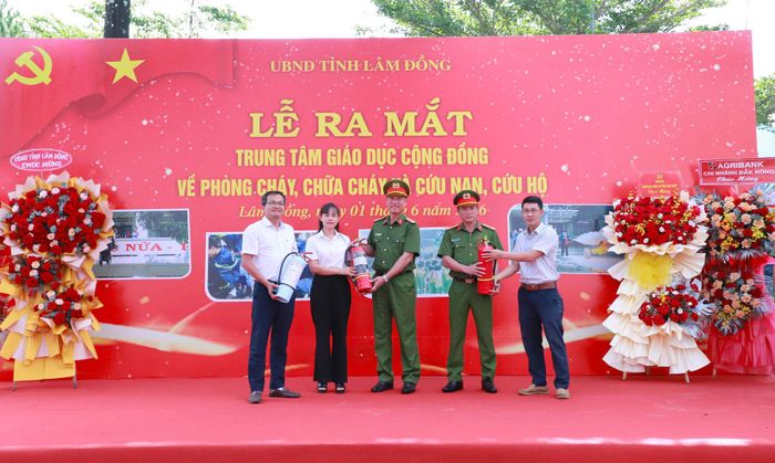 Các đơn vị, doanh nghiệp hỗ trợ hơn 20 bình chữa cháy cho Trung tâm Giáo dục cộng đồng