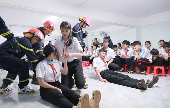Các em học sinh được tuyên truyền, trải nghiệm thực tế tại Trung tâm Giáo dục cộng đồng
