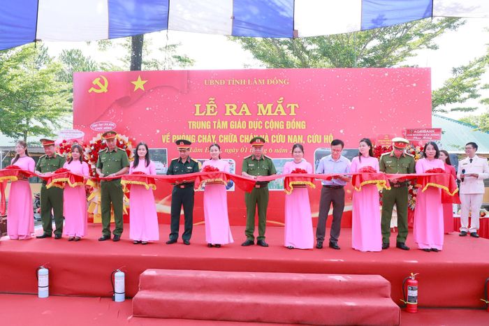 Các đại biểu cắt băng khánh thành Trung tâm Giáo dục cộng đồng về PCCC và CNCH