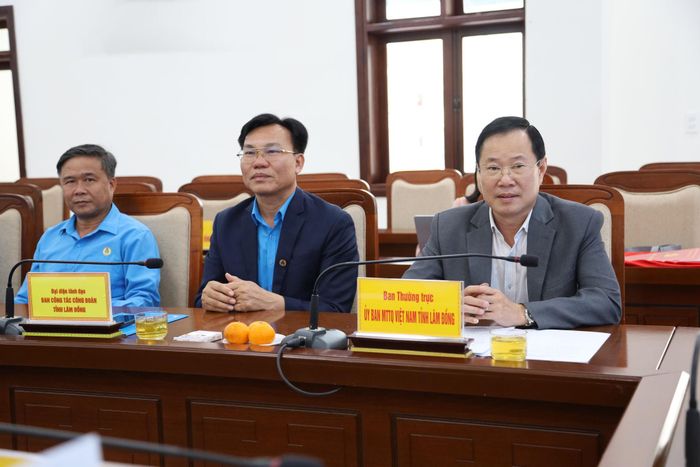 Đồng chí Phạm Triều, Ủy viên Ban Thường vụ Tỉnh ủy, Phó Chủ tịch Thường trực Ủy ban MTTQ Việt Nam tỉnh Lâm Đồng cùng các đại biểu tham dự