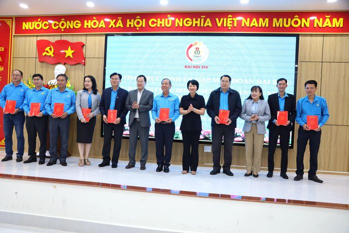 Các đại biểu chụp hình lưu niệm cùng Đoàn đại biểu Công đoàn Lâm Đồng dự Đại hội Công đoàn Việt Nam lần thứ XIV, nhiệm kỳ 2026 - 2031
