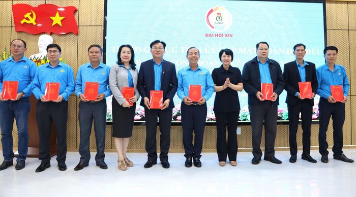 Phó Bí thư Tỉnh ủy, Chủ tịch Ủy ban MTTQ Việt Nam tỉnh Phạm Thị Phúc tặng quà của Thường trực Tỉnh ủy cho Đoàn đại biểu Công đoàn Lâm Đồng dự Đại hội Công đoàn Việt Nam lần thứ XIV, nhiệm kỳ 2026 - 2031