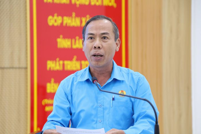 Đồng chí Nguyễn Phú Hoàng, Chủ tịch LĐLĐ tỉnh Lâm Đồng phát biểu tại buổi gặp mặt