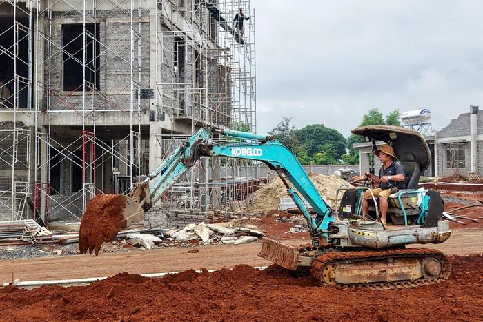 Theo chủ đầu tư dự án, đơn vị thi công đã tăng cường “3 ca, 4 kíp” để bảo đảm tiến độ