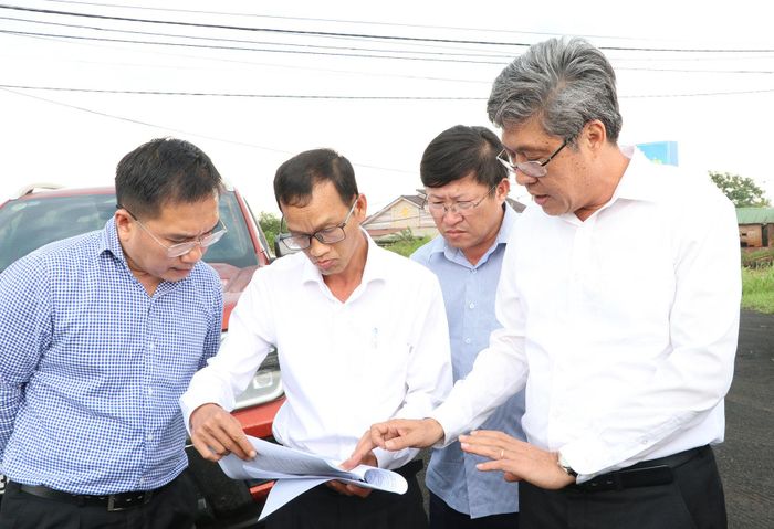 Phó Chủ tịch UBND tỉnh Lâm Đồng Nguyễn Minh kiểm tra công tác giải phóng mặt bằng Trường Phổ thông nội trú liên cấp Tiểu học và THCS Thuận Hạnh (Ảnh: TT Dân)