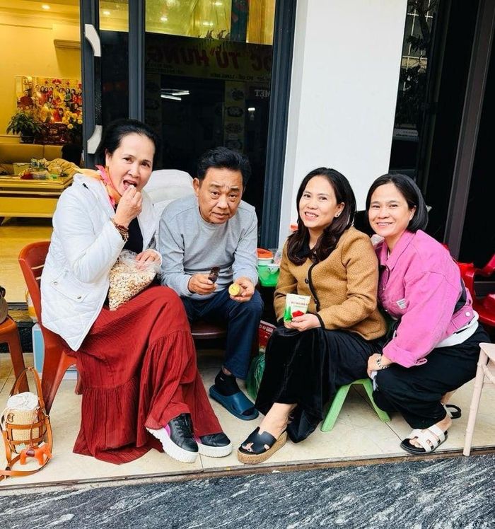 Nghệ sĩ Nhân dân Lan Hương cùng bạn bè đến thăm Nghệ sĩ Nhân dân Quốc Khánh. Ảnh: FBNV