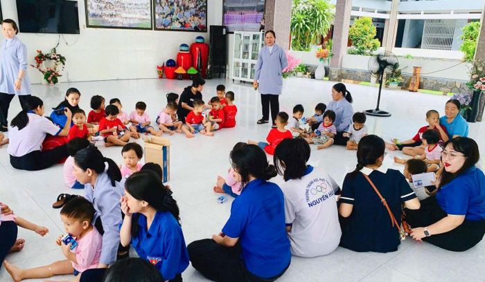 Các bạn đoàn viên, thanh niên tặng quà cho các em có hoàn cảnh khó khăn đang được nhận nuôi tại cơ sở bảo trợ xã hội Mái ấm tình thương La Gi