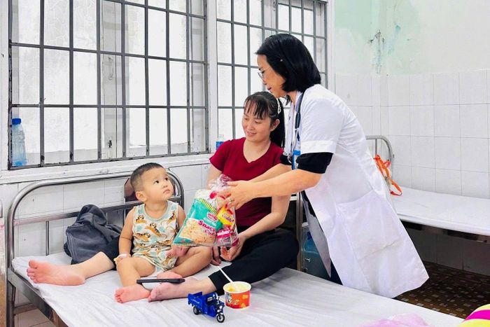 Những phần quà thể hiện sự quan tâm của Bệnh viện Đa khoa khu vực La Gi đối với các em nhỏ