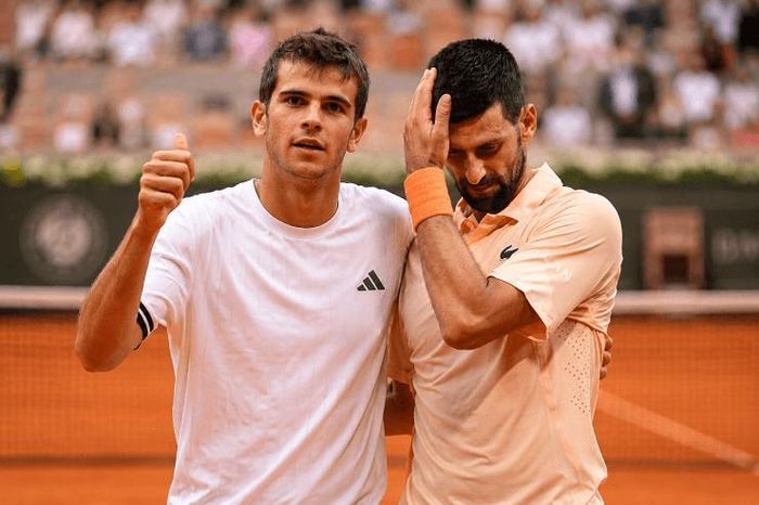 Jodar (bên trái) thăng tiến thứ hạng tốt nhất sự nghiệp, Djokovic (bên phải) tụt xuống 7 thế giới
