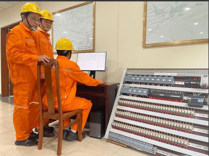 Cán bộ, công nhân viên thực hành trên Hệ thống mô phỏng trạm phân phối 220/110kV Đại Ninh