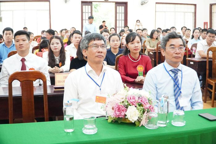 Các thành viên Ban Giám khảo và thí sinh tham dự bế mạc