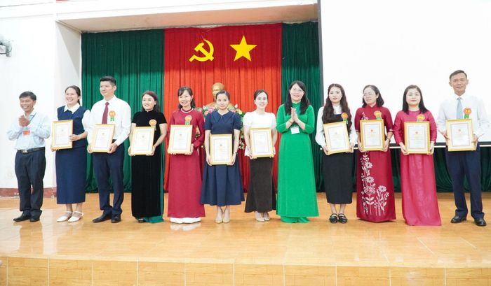 Trao giấy chứng nhận cho các thí sinh tham gia Hội thi