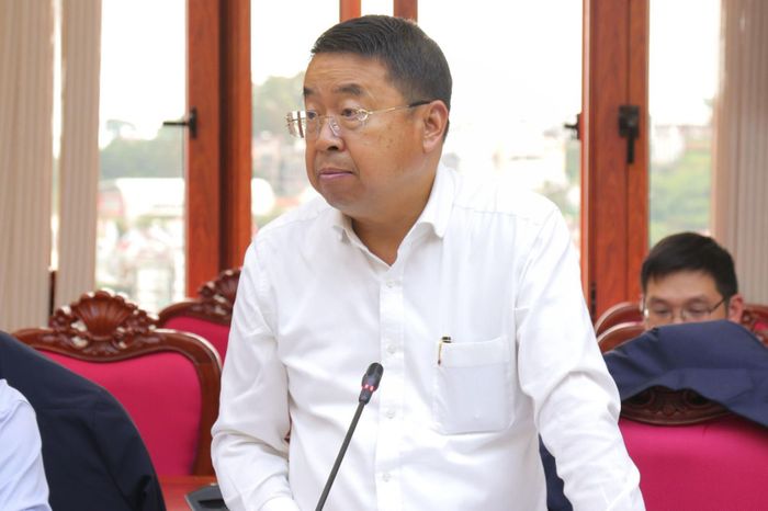 Giám đốc Sở Tài chính Tôn Thiện San báo cáo tình hình các chỉ tiêu kinh tế - xã hội những tháng đầu năm 2026